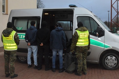 Funkcjonariusze Straży Granicznej podczas wykonywania czynności służbowych Funkcjonariusze Straży Granicznej podczas wykonywania czynności służbowych