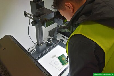 Funkcjonariusz Straży Granicznej podczas wykonywania czynności służbowych Funkcjonariusz Straży Granicznej podczas wykonywania czynności służbowych