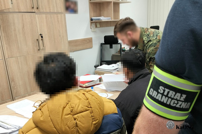 Funkcjonariusze Straży Granicznej podczas wykonywania czynności służbowych Funkcjonariusze Straży Granicznej podczas wykonywania czynności służbowych