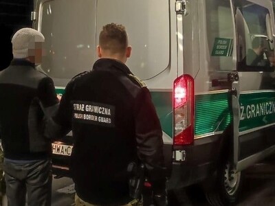 Funkcjonariusze Straży Granicznej podczas wykonywania czynności służbowych Funkcjonariusze Straży Granicznej podczas wykonywania czynności służbowych