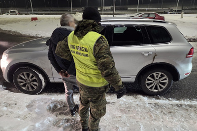 Funkcjonariusz Straży Granicznej podczas wykonywania czynności służbowych Funkcjonariusz Straży Granicznej podczas wykonywania czynności służbowych