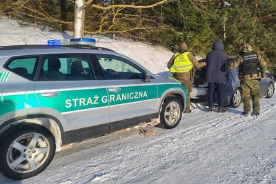 Funkcjonariusze Straży Granicznej podczas wykonywania czynności służbowych Funkcjonariusze Straży Granicznej podczas wykonywania czynności służbowych