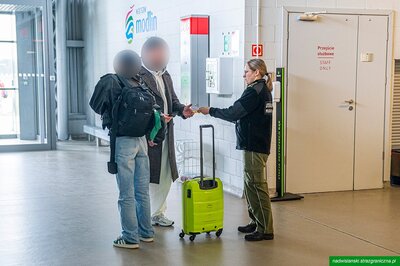 Funkcjonariuszka Straży Granicznej podczas wykonywania czynności służbowych na lotnisku Funkcjonariuszka Straży Granicznej podczas wykonywania czynności służbowych na lotnisku