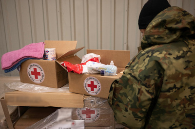 Funkcjonariuszka Straży Granicznej podczas wykonywania czynności służbowych Funkcjonariuszka Straży Granicznej podczas wykonywania czynności służbowych