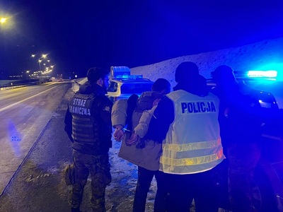 Funkcjonariusze Straży Granicznej podczas wykonywania czynności służbowych Funkcjonariusze Straży Granicznej podczas wykonywania czynności służbowych