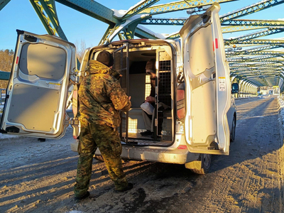 Funkcjonariusz Straży Granicznej podczas wykonywania czynności służbowych Funkcjonariusz Straży Granicznej podczas wykonywania czynności służbowych
