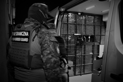 Funkcjonariusz Straży Granicznej podczas wykonywania czynności służbowych Funkcjonariusz Straży Granicznej podczas wykonywania czynności służbowych