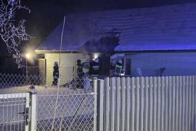 Funkcjonariusze Państwowej Straży Pożarnej podczas gaszenia pożaru Funkcjonariusze Państwowej Straży Pożarnej podczas gaszenia pożaru