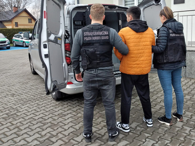 Funkcjonariusze Straży Granicznej podczas wykonywania czynności służbowych Funkcjonariusze Straży Granicznej podczas wykonywania czynności służbowych