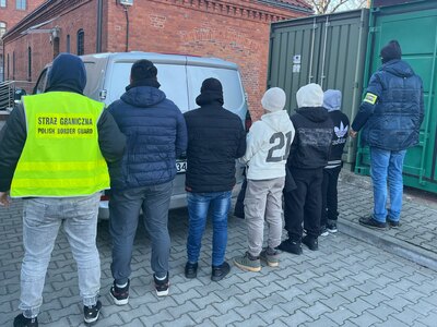 Funkcjonariusze Straży Granicznej podczas wykonywania czynności służbowych Funkcjonariusze Straży Granicznej podczas wykonywania czynności służbowych