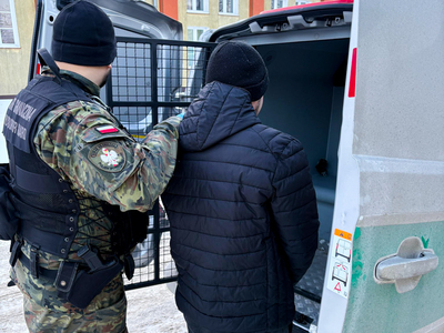 Funkcjonariusz Straży Granicznej podczas wykonywania czynności służbowych Funkcjonariusz Straży Granicznej podczas wykonywania czynności służbowych