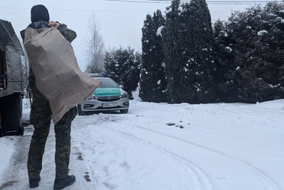 Pomoc funkcjonariuszy Straży Granicznej Funkcjonariusze Straży Granicznej pomagają potrzebującym