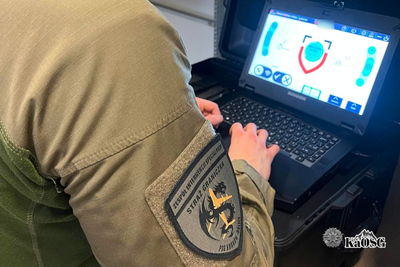 Funkcjonariusz-operator robota z Zespołu Interwencji Specjalnych Funkcjonariusz-operator robota z Zespołu Interwencji Specjalnych