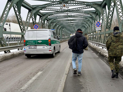 Funkcjonariusze Straży Granicznej podczas wykonywania czynności służbowych Funkcjonariusze Straży Granicznej podczas wykonywania czynności służbowych