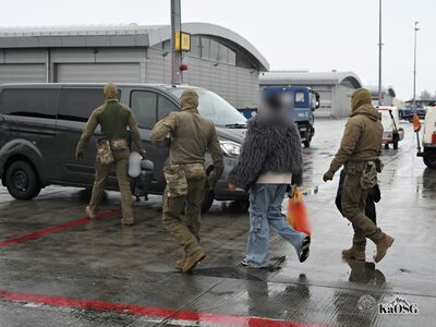 Funkcjonariusze Straży Granicznej podczas wykonywania czynności służbowych na lotnisku Funkcjonariusze Straży Granicznej podczas wykonywania czynności służbowych na lotnisku