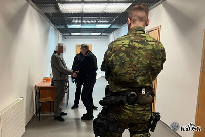 Funkcjonariusze Straży Granicznej podczas wykonywania czynności służbowych Funkcjonariusze Straży Granicznej podczas wykonywania czynności służbowych