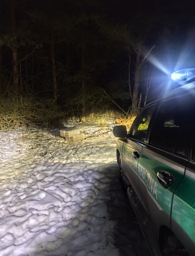 Pojazd służbowy oświetla pakunki owinięte w folię Pojazd służbowy oświetla pakunki owinięte w folię