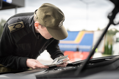 Funkcjonariusz Straży Granicznej podczas wykonywania czynności służbowych Funkcjonariusz Straży Granicznej podczas wykonywania czynności służbowych