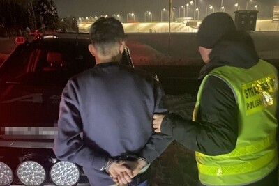 Funkcjonariusz Straży Granicznej podczas wykonywania czynności służbowych Funkcjonariusz Straży Granicznej podczas wykonywania czynności służbowych