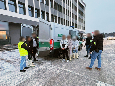 Funkcjonariusze Straży Granicznej podczas wykonywania czynności służbowych Funkcjonariusze Straży Granicznej podczas wykonywania czynności służbowych