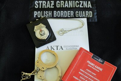 Kajdanki, znak identyfikacyjny SG, Kodeks Karny leżą na aktach sprawy Kajdanki, znak identyfikacyjny SG, Kodeks Karny leżą na aktach sprawy