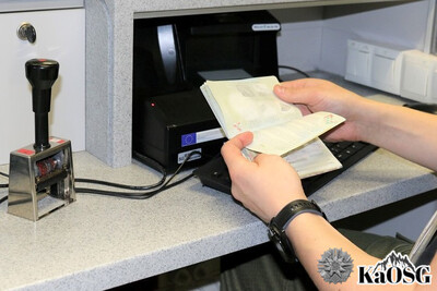 Funkcjonariusz Straży Granicznej podczas wykonywania czynności służbowych Funkcjonariusz Straży Granicznej podczas wykonywania czynności służbowych