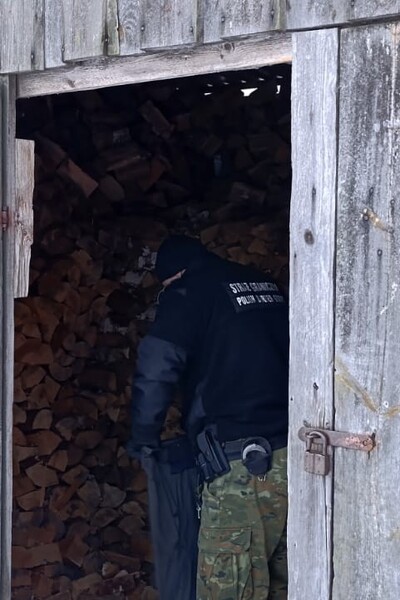 Funkcjonariusz Straży Granicznej pomaga potrzebującym osobom Funkcjonariusz Straży Granicznej pomaga potrzebującym osobom