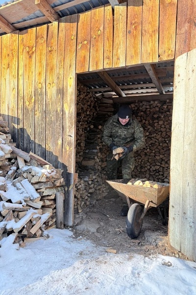Funkcjonariusz Straży Granicznej pomaga potrzebującym osobom Funkcjonariusz Straży Granicznej pomaga potrzebującym osobom