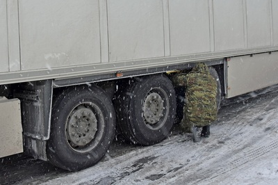 Funkcjonariusz Straży Granicznej podczas wykonywania czynności służbowych Funkcjonariusz Straży Granicznej podczas wykonywania czynności służbowych