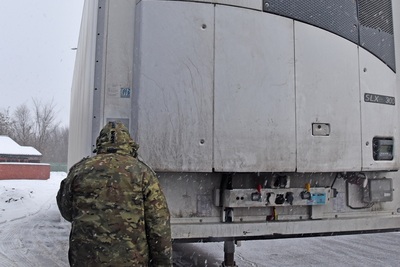 Funkcjonariusz Straży Granicznej podczas wykonywania czynności służbowych Funkcjonariusz Straży Granicznej podczas wykonywania czynności służbowych