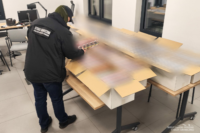 Funkcjonariusz Straży Granicznej podczas wykonywania czynności służbowych Funkcjonariusz Straży Granicznej podczas wykonywania czynności służbowych