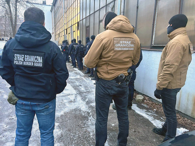 Funkcjonariusze Straży Granicznej i Policji podczas wykonywania czynności służbowych Funkcjonariusze Straży Granicznej i Policji podczas wykonywania czynności służbowych