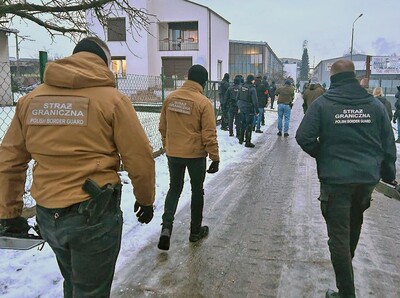 Funkcjonariusze Straży Granicznej i Policji podczas wykonywania czynności służbowych Funkcjonariusze Straży Granicznej i Policji podczas wykonywania czynności służbowych