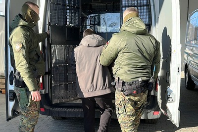 Funkcjonariusze Straży Granicznej podczas wykonywania czynności służbowych Funkcjonariusze Straży Granicznej podczas wykonywania czynności służbowych