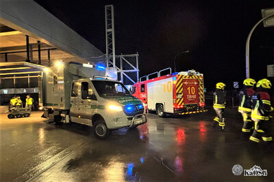 Nocne ćwiczenia antyterrorystyczne na stacji kolejowej w Krakowie-Balicach Nocne ćwiczenia antyterrorystyczne na stacji kolejowej w Krakowie-Balicach