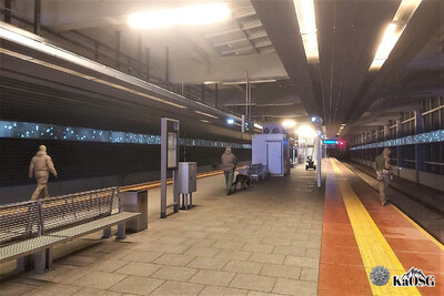 Nocne ćwiczenia antyterrorystyczne na stacji kolejowej w Krakowie-Balicach Nocne ćwiczenia antyterrorystyczne na stacji kolejowej w Krakowie-Balicach