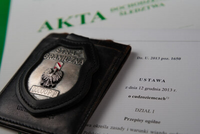 Znak identyfikacyjny Straży Granicznej leży na aktach sprawy Znak identyfikacyjny Straży Granicznej leży na aktach sprawy