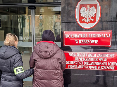 Funkcjonariuszka Straży Granicznej podczas wykonywania czynności służbowych Funkcjonariuszka Straży Granicznej podczas wykonywania czynności służbowych