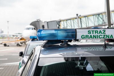 Pojazd służbowy Straży Granicznej w tle samolot Pojazd służbowy Straży Granicznej w tle samolot