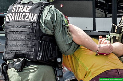 Funkcjonariusz Straży Granicznej podczas wykonywania czynności służbowych Funkcjonariusz Straży Granicznej podczas wykonywania czynności służbowych