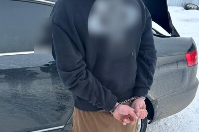 Zatrzymana osoba w kajdankach Zatrzymana osoba w kajdankach