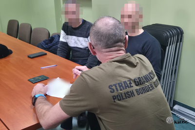 Funkcjonariusz Straży Granicznej podczas wykonywania czynności służbowych Funkcjonariusz Straży Granicznej podczas wykonywania czynności służbowych