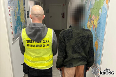 Funkcjonariusz SG w trakcie czynności administracyjnych z ob. USA 