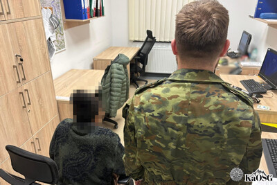 Funkcjonariusz SG w trakcie czynności administracyjnych z ob. USA 