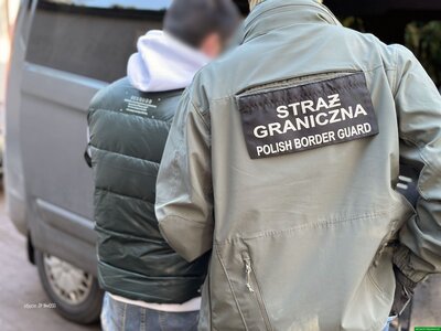 Funkcjonariusz Straży Granicznej podczas wykonywania czynności służbowych Funkcjonariusz Straży Granicznej podczas wykonywania czynności służbowych