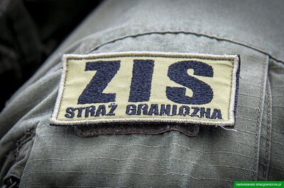 Napis ZIS na umundurowaniu funkcjonariusza Straży Granicznej Napis ZIS na umundurowaniu funkcjonariusza Straży Granicznej