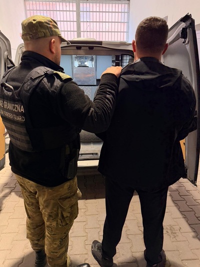 Funkcjonariusz Straży Granicznej podczas wykonywania czynności służbowych Funkcjonariusz Straży Granicznej podczas wykonywania czynności służbowych