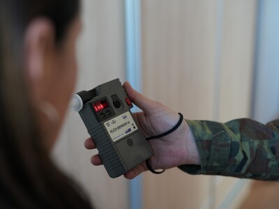 Funkcjonariusz Straży Granicznej podczas wykonywania czynności służbowych Funkcjonariusz Straży Granicznej podczas wykonywania czynności służbowych