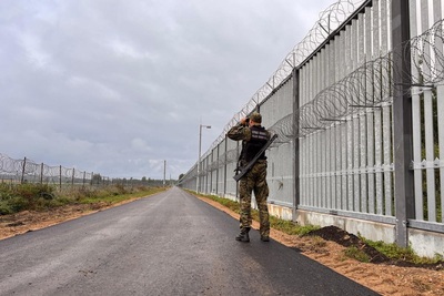 Funkcjonariusz na pasie drogi granicznej. 