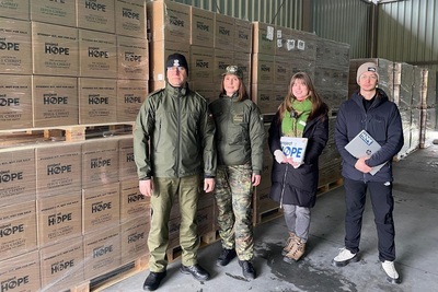 Funkcjonariusze Straży Granicznej i przedstawiciele fundacji przy kartonach ze środkami pomocowymi Funkcjonariusze Straży Granicznej i przedstawiciele fundacji przy kartonach ze środkami pomocowymi